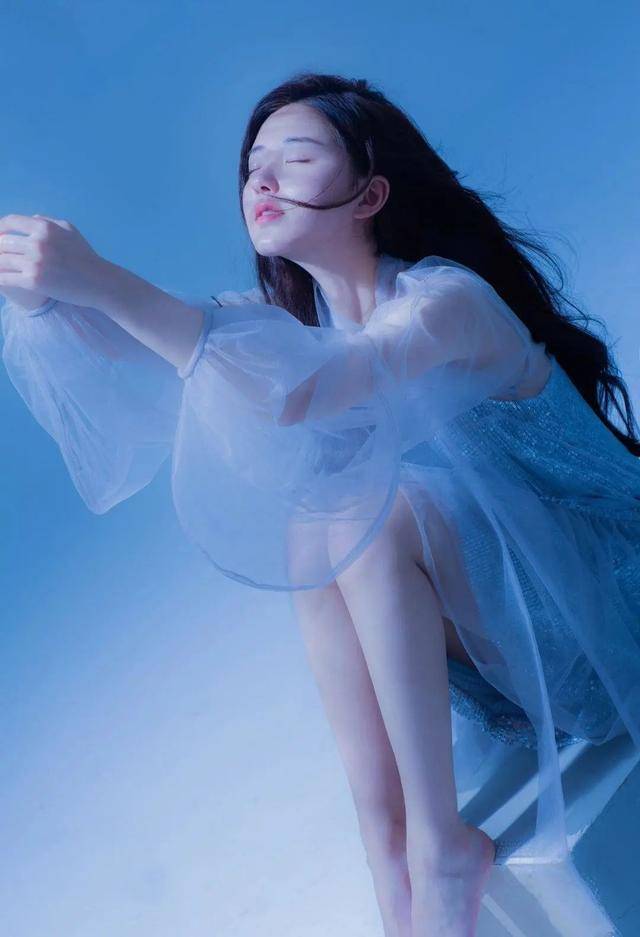 方包来|甜美女孩赵露思，身穿露脐卫衣超吸睛，美炸了！