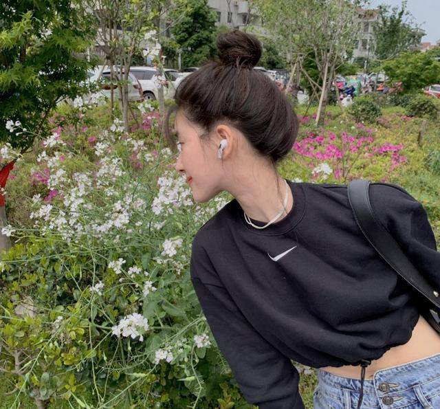 方包来|甜美女孩赵露思，身穿露脐卫衣超吸睛，美炸了！