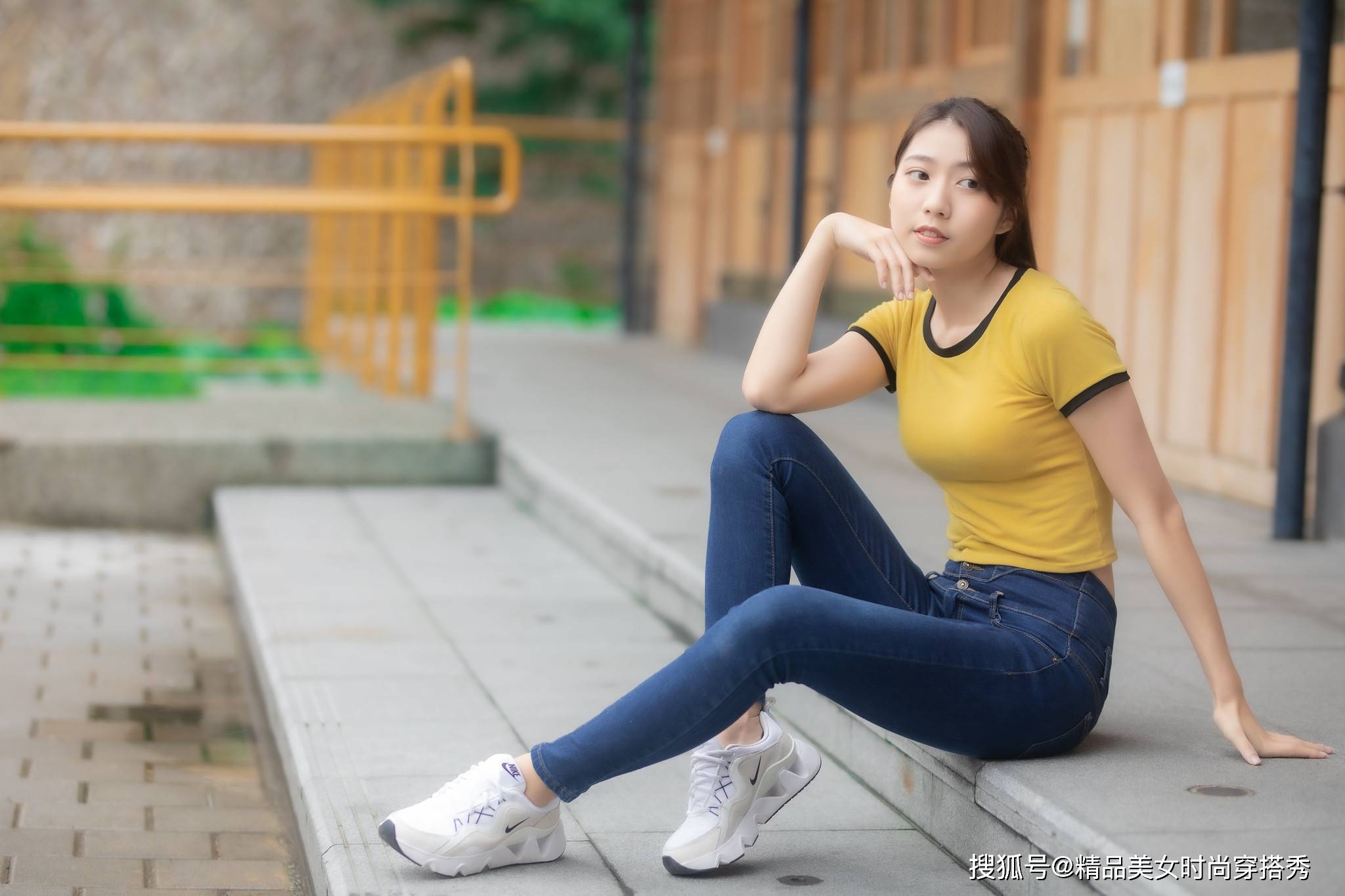 整体|蓝色紧身牛仔裤，十分的简约百搭，展现出完美的身材曲线