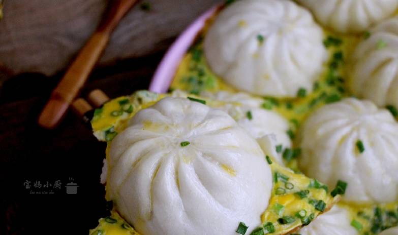 做法|偷懒做的早餐全家吃上瘾,暄皮脆底,鸡蛋抱着包子一锅出,遭抢