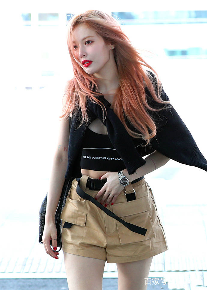 披肩|提前过夏天？泫雅背心配短裤，还围一个披肩，到底是冷是热？