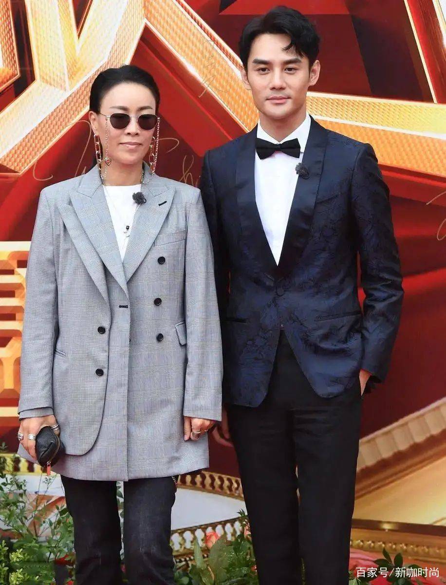 后背|那英越老越前卫，另类西服叠穿后背还“剪洞”，让人直呼看不懂