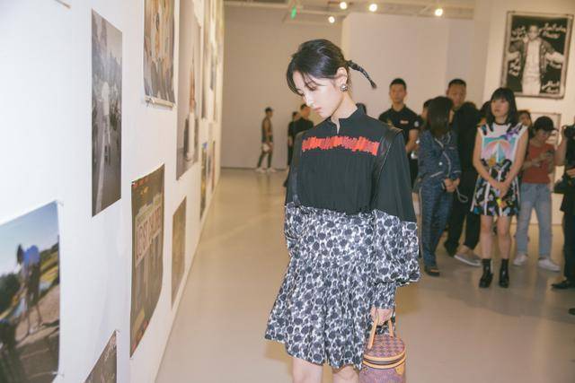色彩|张子枫衣品突飞猛进式的提升，不仅时尚感越来越好，越来越有女人味