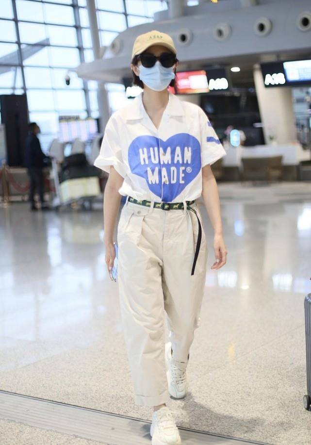 人气|“超高女生人气”的万茜,穿小白裙演绎“少女情”,好养眼