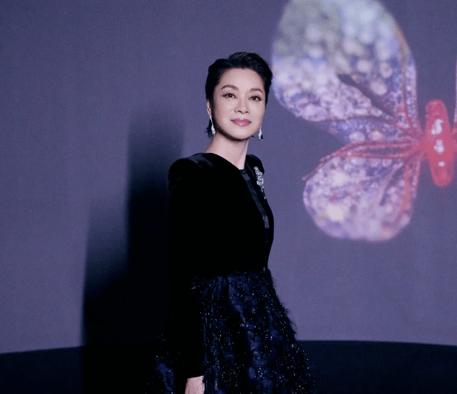 下半身|毛阿敏又“美回来”了,一袭拼接连衣裙成熟优雅,58岁仍惊艳