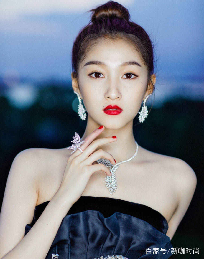 女神|让人眼前一亮！关晓彤复古齐刘海配吊带粉裙，美到认不出！