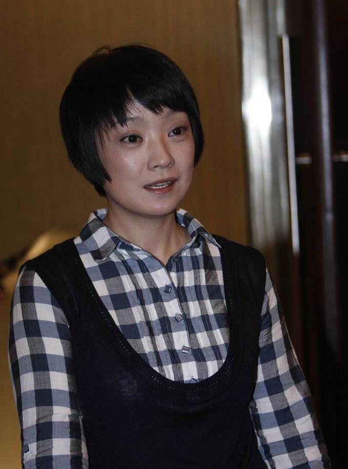 颜色|张嘉译的妻子看着真温柔，俩人并肩笑得真开心，黑白造型更有气质