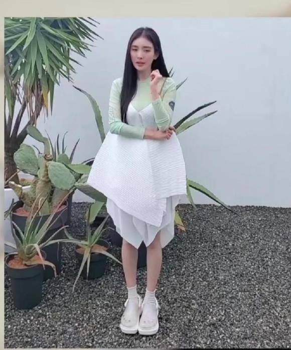 身材|杨幂的白色吊带裙太特别了，不规则设计穿出清爽随性，服了