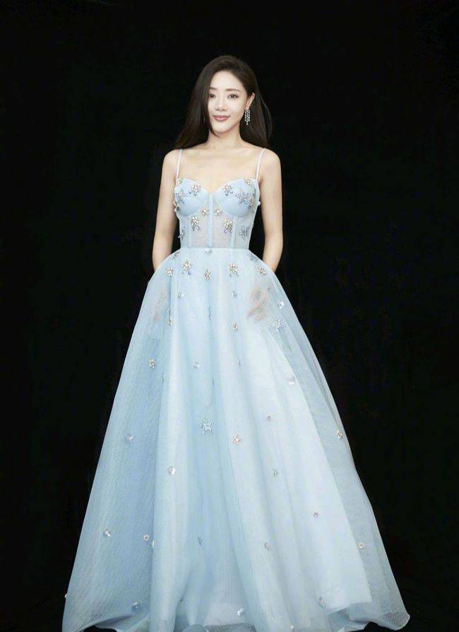 显得|邓家佳淡蓝色连衣裙穿搭,就算年过三十气质依旧优雅有气场