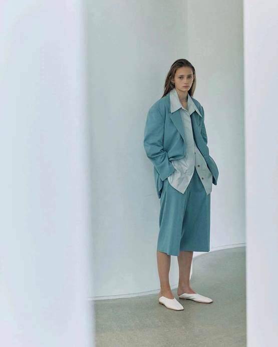 服装|张馨予穿拼接外套走机场！短发配渔夫帽，九分裤腰上别两条白毛巾