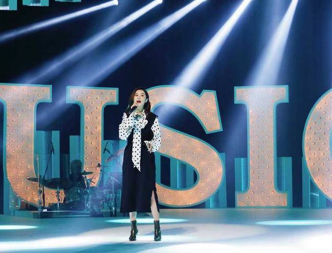 条纹|郁可唯人到中年,短发搭配毛衣意外减龄又时髦!