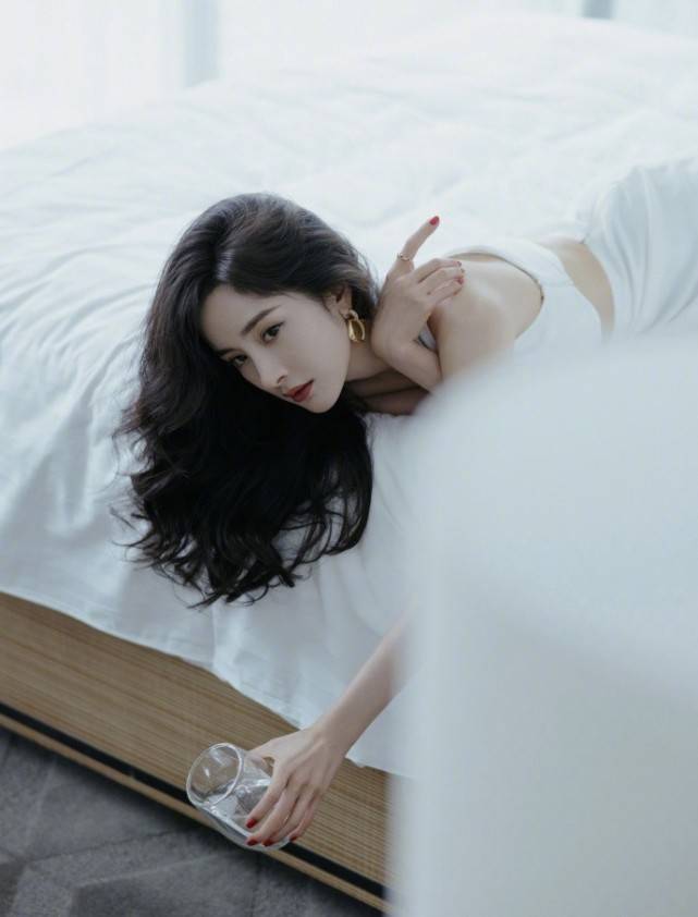 当红|杨幂活动生图曝光，白裙露腰扶栏浅笑女人味十足，自曝今年有演唱会