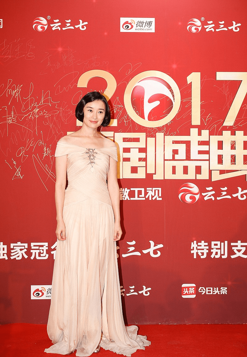 设计|吴越真不适合浓妆，西装配薄纱裙清新养眼，狗啃刘海贴头皮略油腻