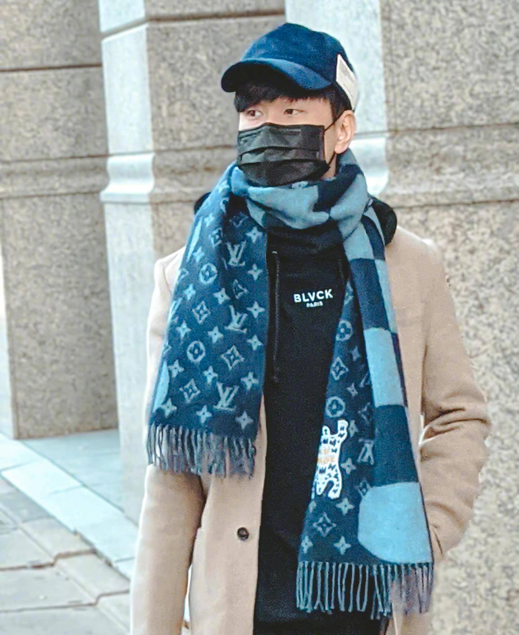 品牌|林俊杰久违晒动态，街拍造型休闲减龄，大牌围巾活力抢眼