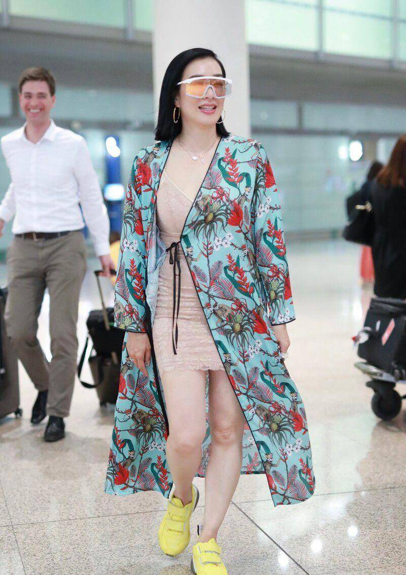 卫衣|钟丽缇真时髦，半截卫衣+紧身背心个性十足，这样穿很需要勇气