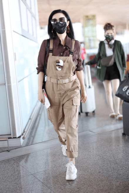 衬衣|范冰冰穿衬衫配背带裤亮相，出门就是焦点，生图根本不用P