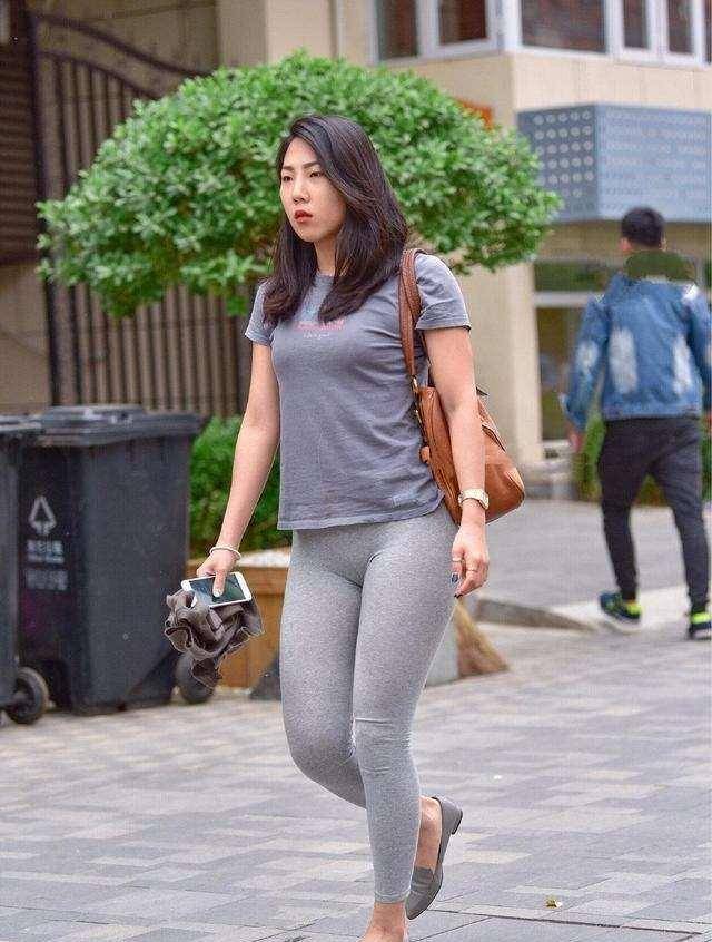 颜色|宽松短袖T恤搭配灰色紧身打底裤,微胖女孩的夏季首选