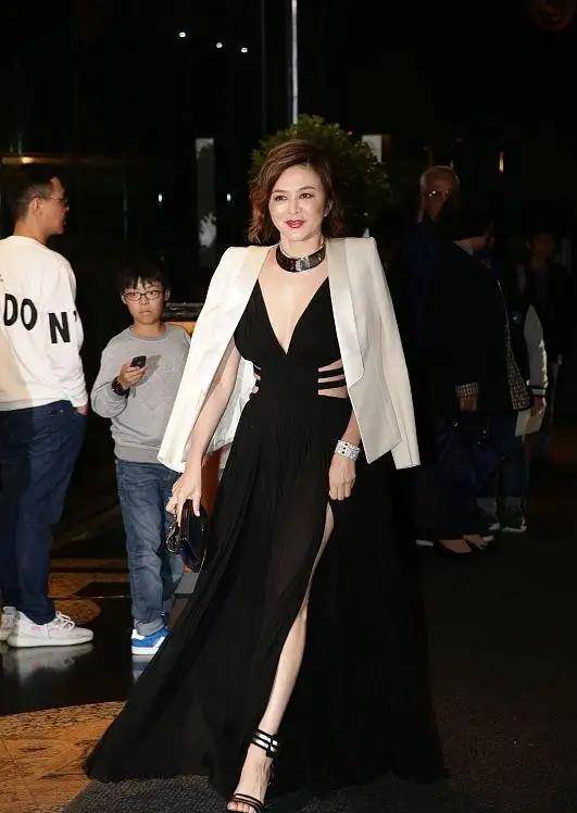 关之琳|路人镜头下的“关之琳”，宽松T配紧身裤，修长美腿不输小姑娘