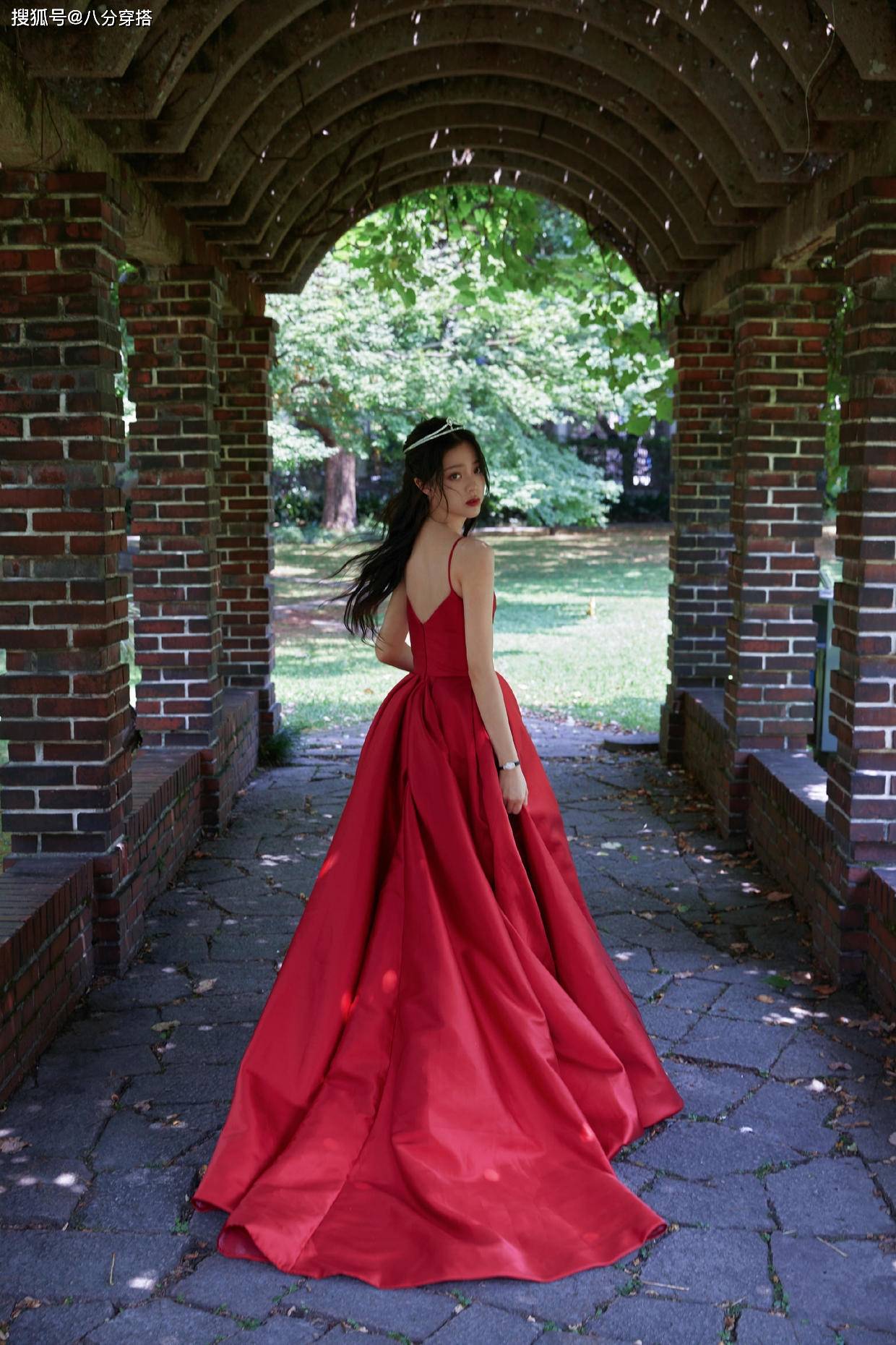 美眉|欧阳娜娜与妈妈同穿黑裙比美，一个娇俏一个稳重，养眼又时髦