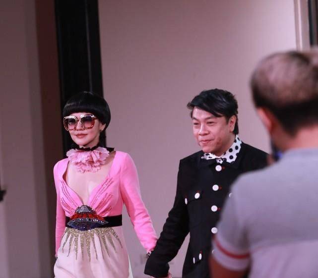 显得|小S的时尚一般人难接受,蘑菇头配粉裙,看着有点装嫩,但不违和