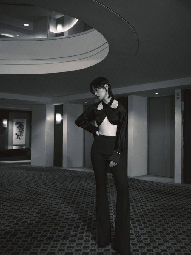 一身|周笔畅的造型让人难理解，“平板”身材穿挂脖上衣，一身黑挺高级