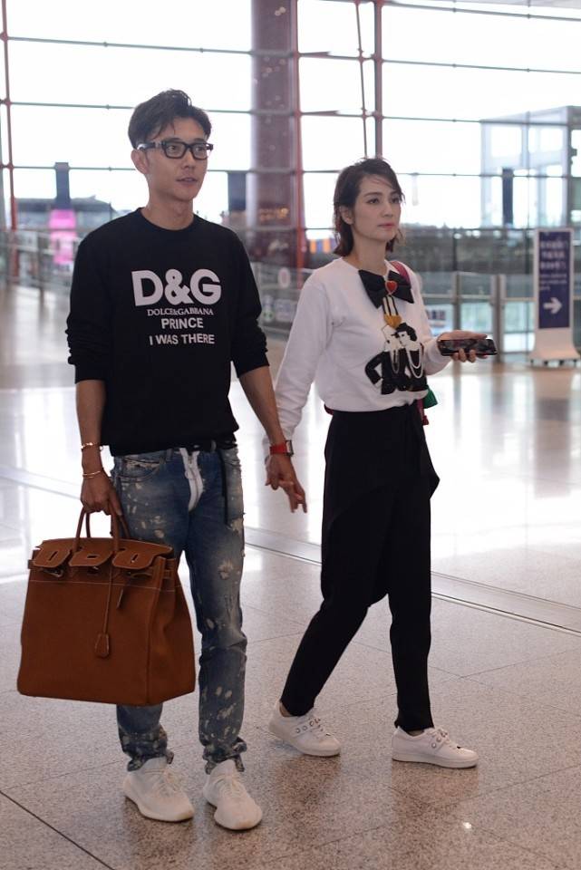 洪欣|洪欣与小9岁老公看着有年龄差，虽然两人穿着情侣色，但有点差距