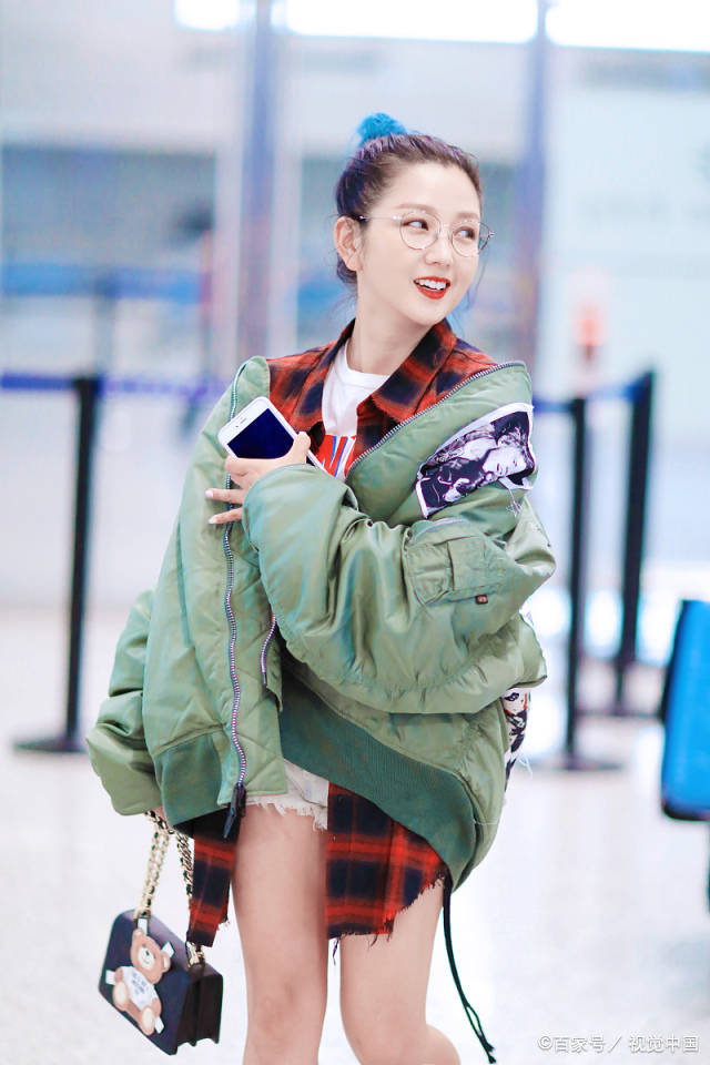 黑色|何洁又胖回来了？趴在地上肚子凸出明显，脸上肉嘟嘟超可爱