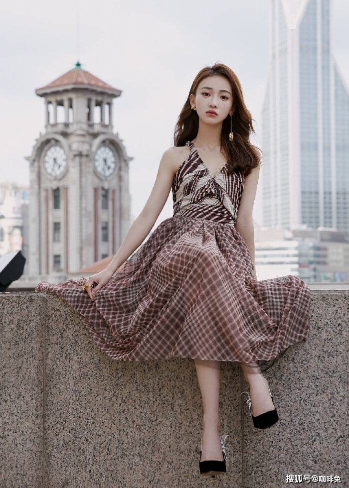 侵权|纸片人吴谨言,这也太瘦了吧,v领毛衣穿成溜肩毛衣要掉了吧