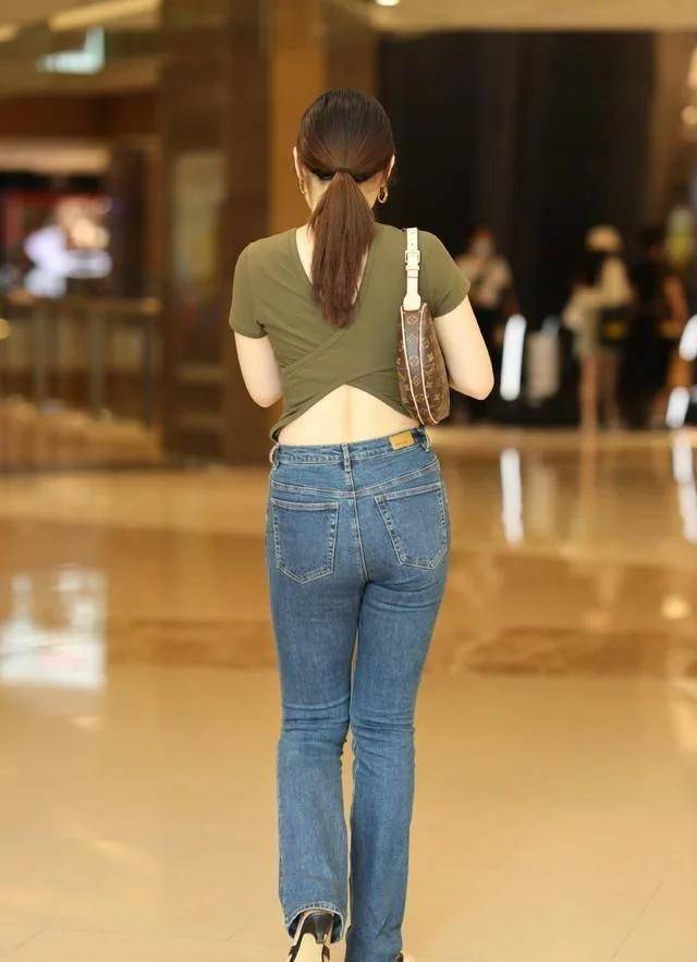 感觉|夏秋交替不知道怎么穿试试牛仔裤配T恤，休闲大方又显气质