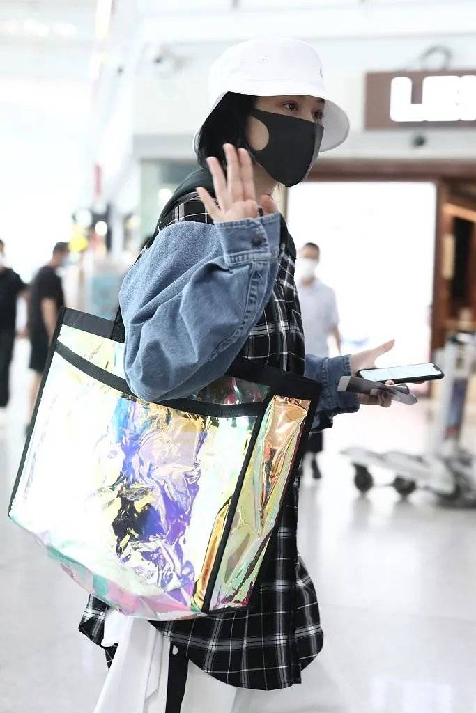 服装|张馨予穿拼接外套走机场!短发配渔夫帽,九分裤腰上别两条白毛巾