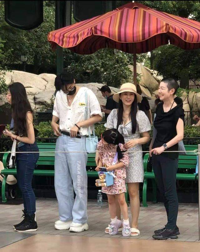皱纹|在街头拍到伊能静，穿紧身白裙双膝皱纹焉瘪，就别再营销漂亮了！