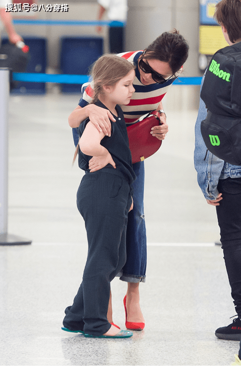 显得|维多利亚气质真好，条纹T恤配牛仔裤简约随性，大长腿实力抢镜