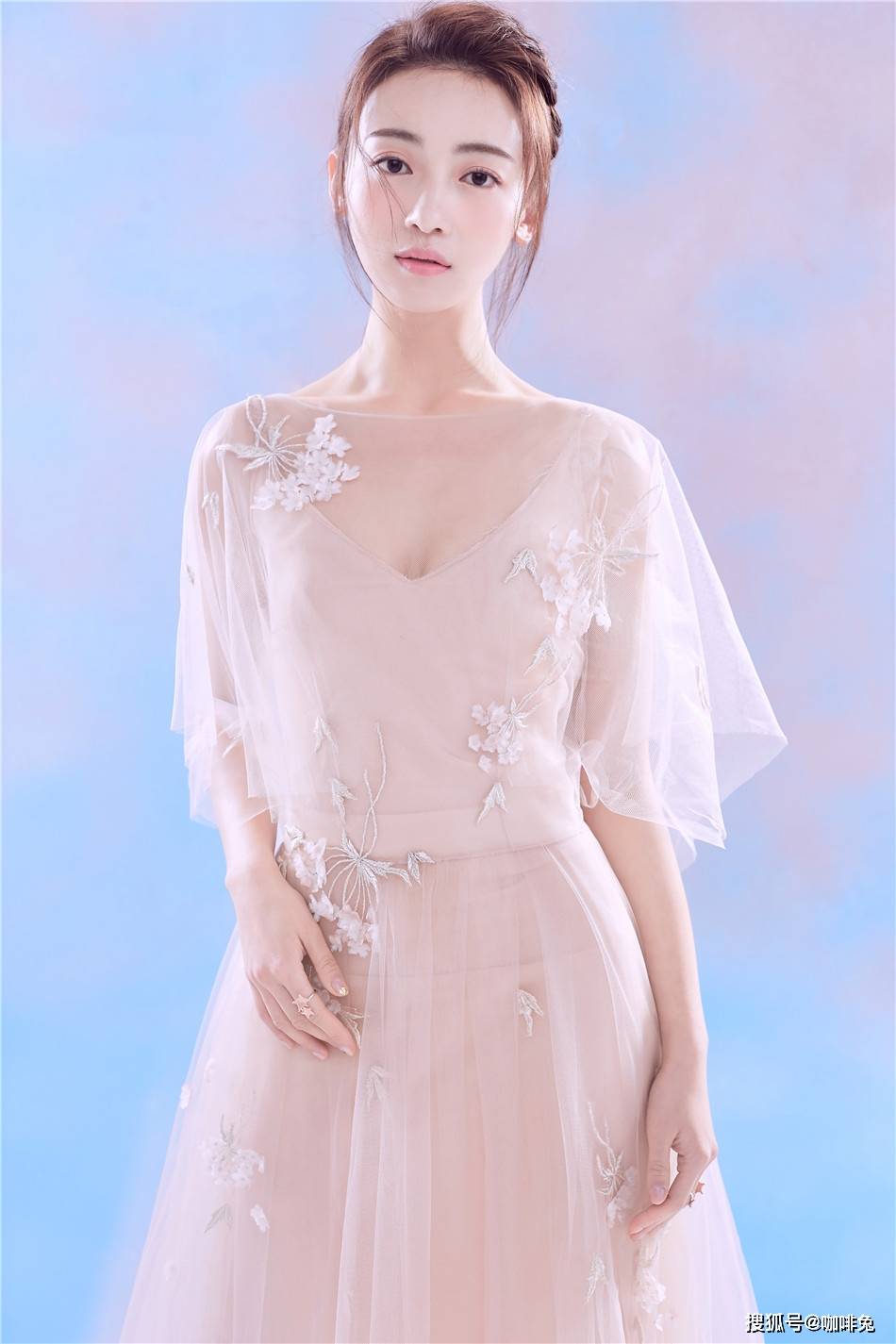 侵权|纸片人吴谨言,这也太瘦了吧,v领毛衣穿成溜肩毛衣要掉了吧