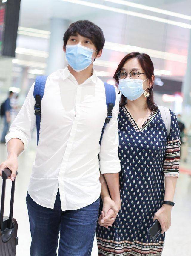 陈松伶|陈松伶携小8岁老公走机场，穿碎花连衣裙身材发福，却被宠成公主