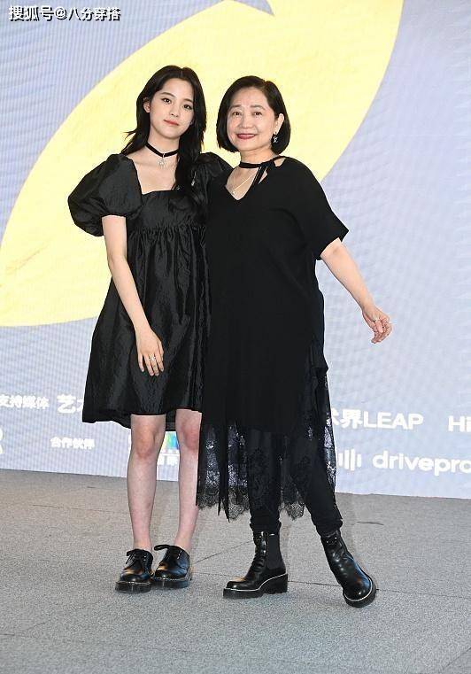 美眉|欧阳娜娜与妈妈同穿黑裙比美，一个娇俏一个稳重，养眼又时髦