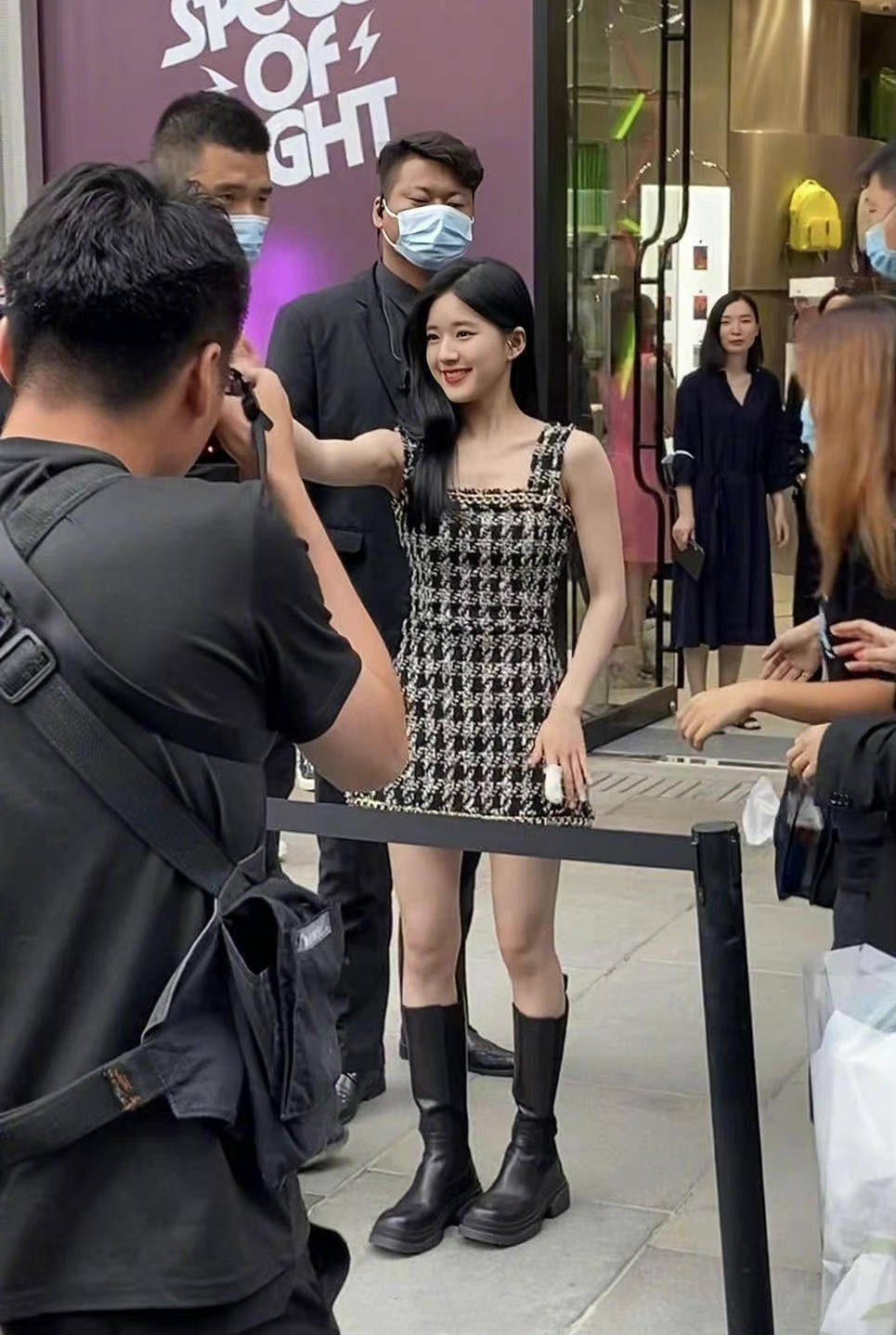 显得|赵露思生图与精修图没差啥,虽然穿长裙显得腿有点粗,好在挺耐看