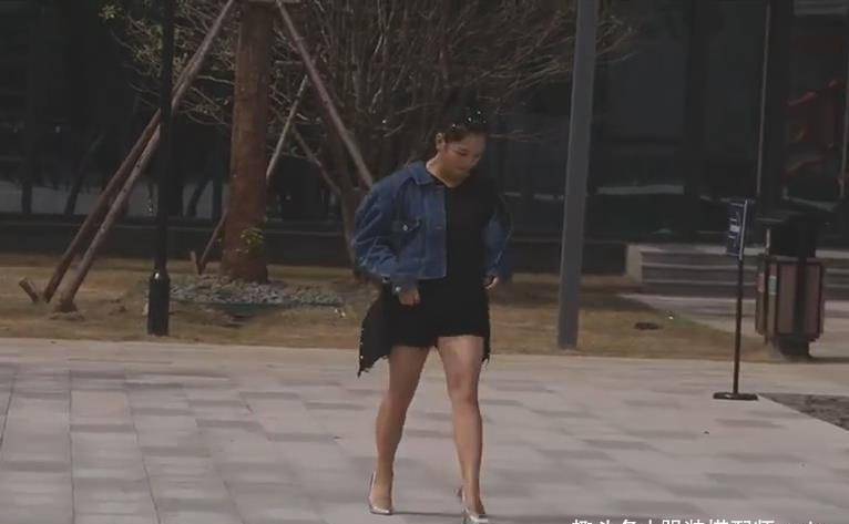 女王|何洁的时尚好难懂，为显高穿短裙却显真实腿型，全靠女王气场硬撑
