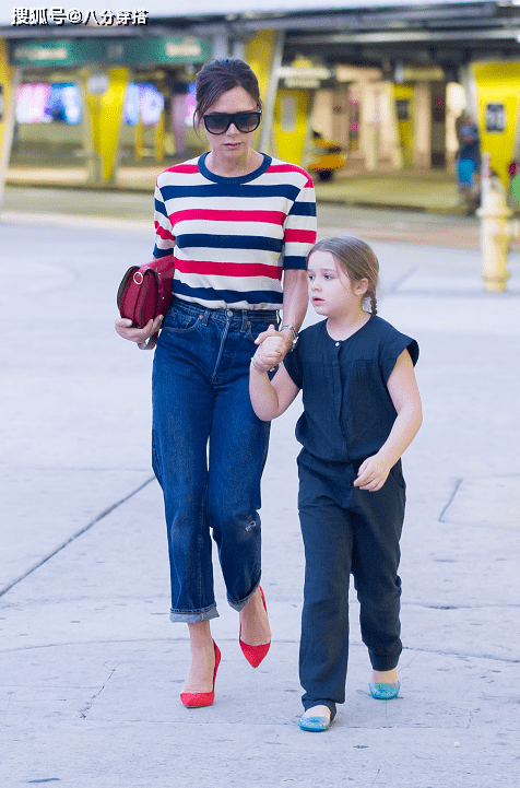 显得|维多利亚气质真好，条纹T恤配牛仔裤简约随性，大长腿实力抢镜