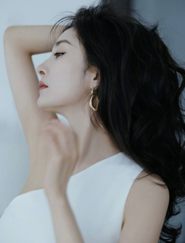 当红|杨幂活动生图曝光，白裙露腰扶栏浅笑女人味十足，自曝今年有演唱会