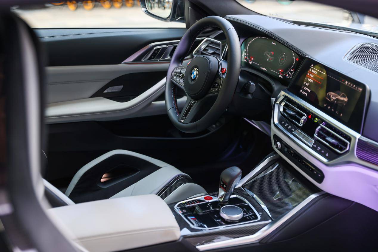 此外,全新bmw m3/m4的内饰设计风格更具强烈的运动风范.