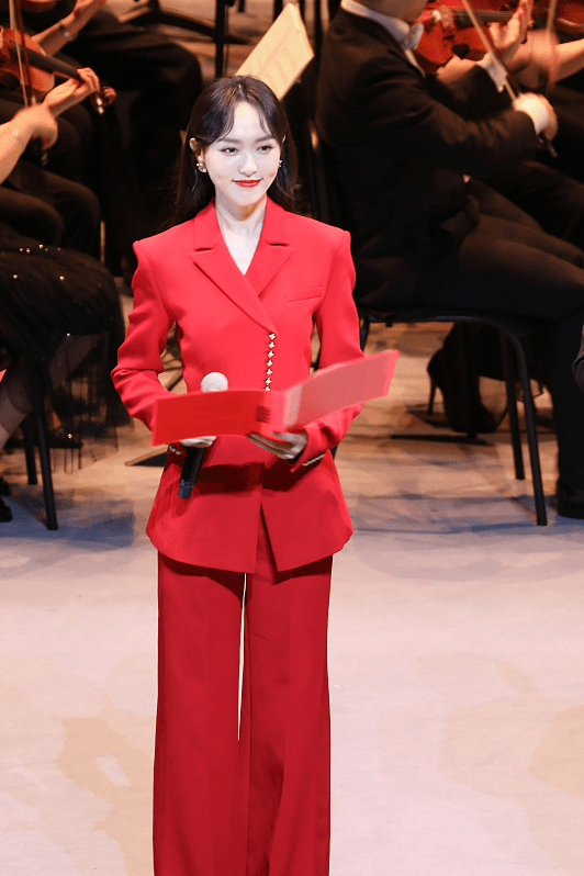 &quot|唐嫣婚后状态一直挺在线，穿红西装撕掉＂傻白甜＂标签，又美又飒