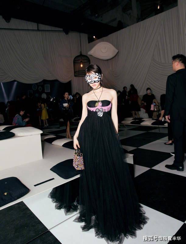 黑色|学王子文穿一身黑色，T恤配“薄纱”印花裙，全黑造型一点不沉闷