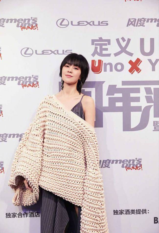条纹|郁可唯人到中年,短发搭配毛衣意外减龄又时髦!