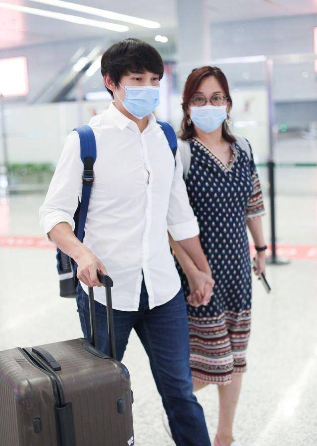 陈松伶|陈松伶携小8岁老公走机场，穿碎花连衣裙身材发福，却被宠成公主