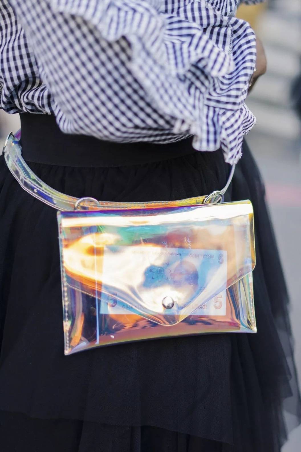 服装|张馨予穿拼接外套走机场!短发配渔夫帽,九分裤腰上别两条白毛巾