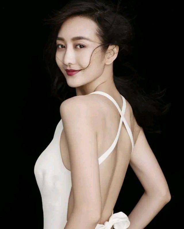 身材|穿好时尚露背礼服,是很考验身材的哦!