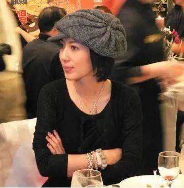 孙丽雅|齐秦小24岁娇妻气质佳，黑色紧身衣搭贝雷帽，简约中自带优雅风范