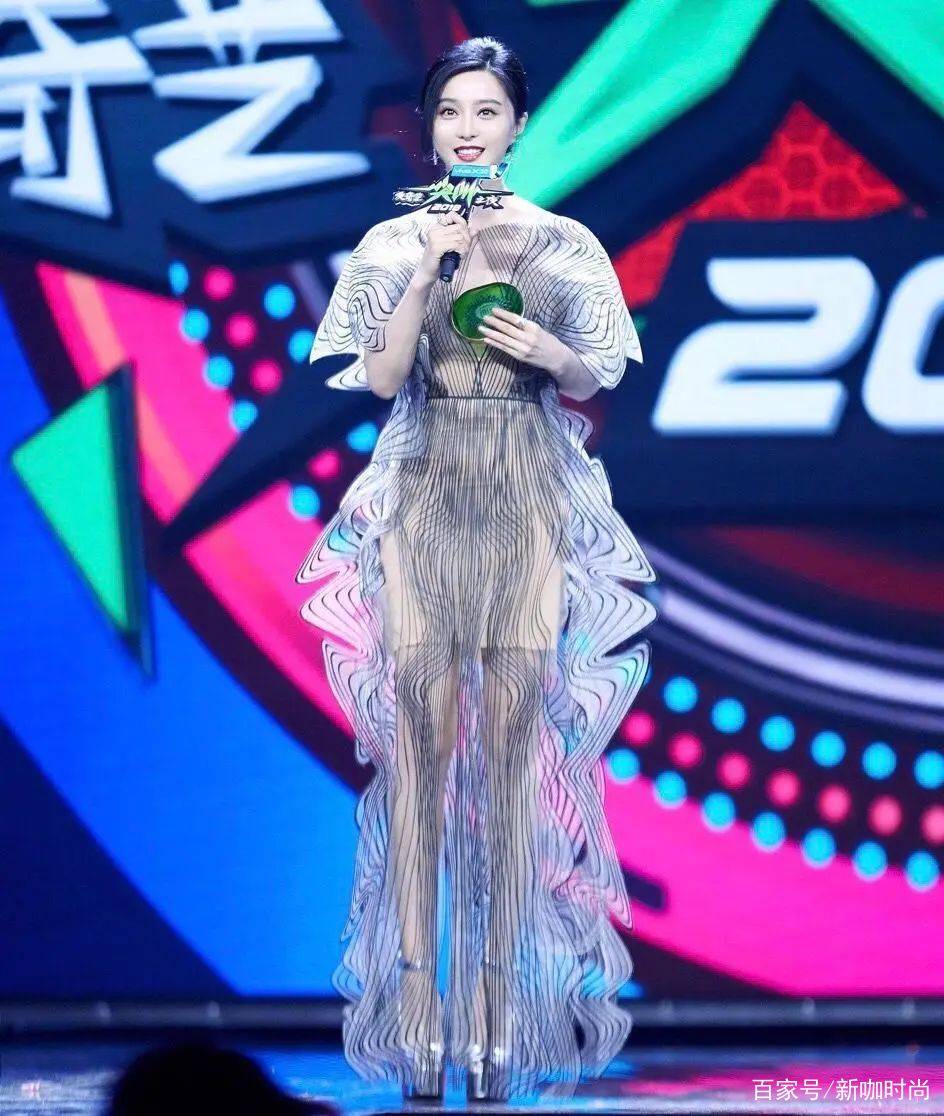样式|厉害了我的姐！穿一袭“3D”水波纹裙的范冰冰，举手投足风情万种