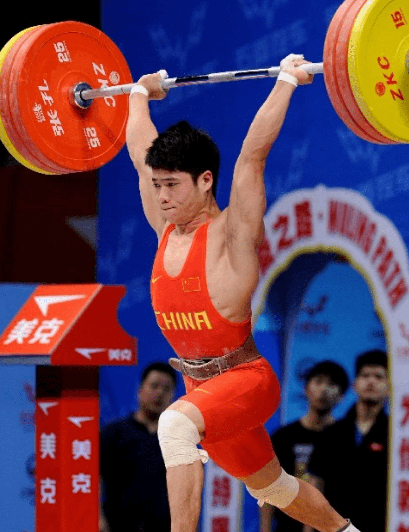 据悉,李发彬今年28岁,从小就在体校训练的他早早展露出了不一般的举重