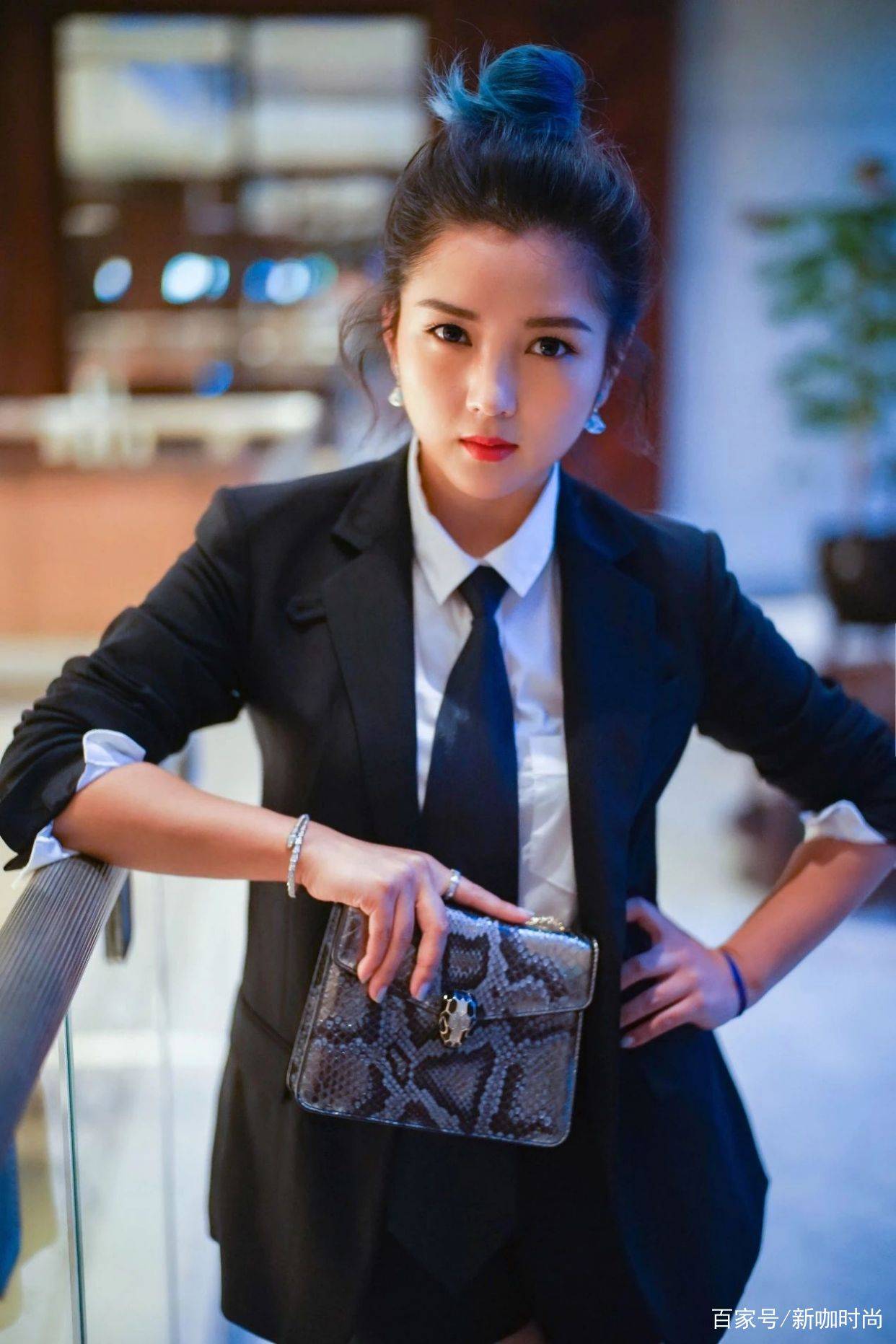 显得|何洁又穿错了，宽大白T搭牛仔短裙，短粗腿暴露无遗